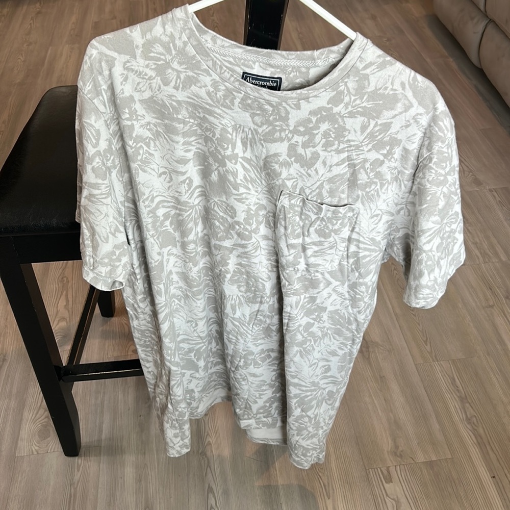 Men’s Abercrombie and Fitch tee shirt